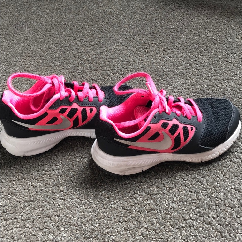 Nike’s pink and black girls shoes